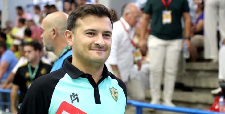 Emanuel Santoro antes de un partido de pretemporada.