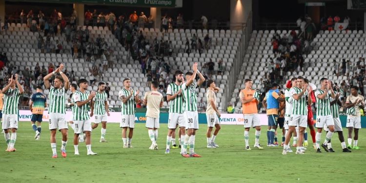Los jugadores del Córdoba agradeciendo el apoyo a la afición tras rescatar un punto en el añadido.
