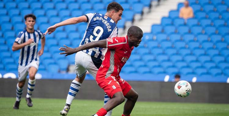 Fomeyem cubre el balón ante un rival en Anoeta.
