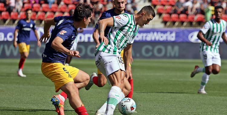 Adri Fuentes en el duelo con el Andorra.