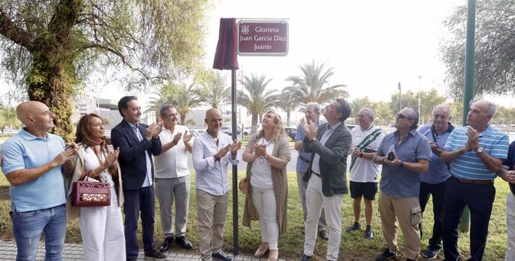 Descubrimiento de la placa de la glorieta Juanín.