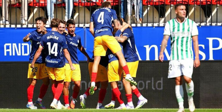 El Andorra celebra uno de sus goles, con Carlos Isaac en primer término. Foto: LaLiga Hypermotion