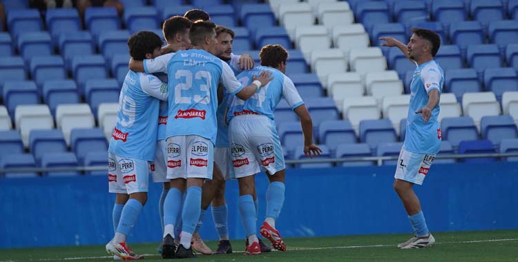 Los jugadores del Ciudad de Lucena festejan un gol.