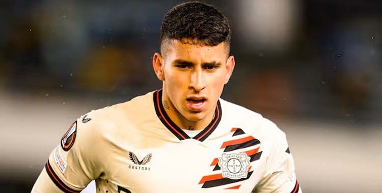 Gustavo Puerta en un partido con el Bayer Leverkusen.