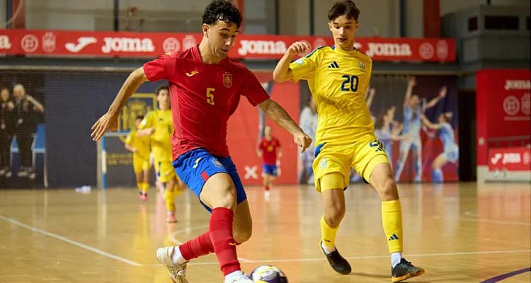 Pablo Guti en uno de los últimos amistosos de España sub19.