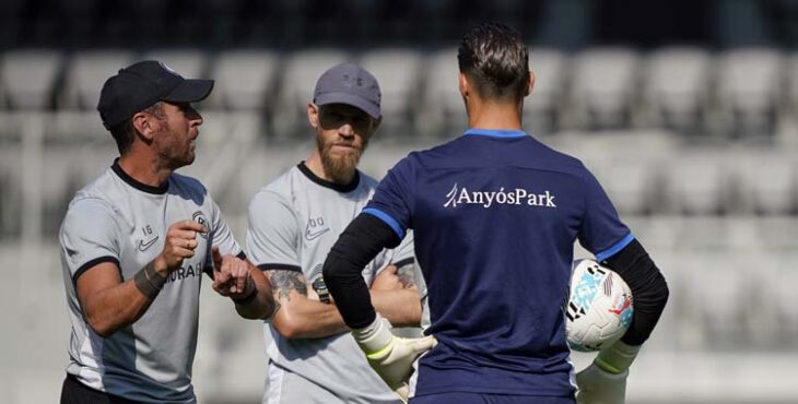 Ibai Gómez da órdenes a sus futbolistas en un entrenamiento.