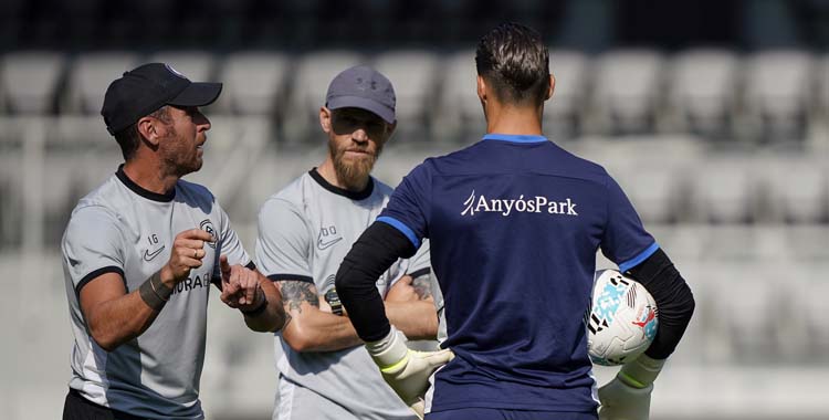 Ibai Gómez da órdenes a sus futbolistas en un entrenamiento.