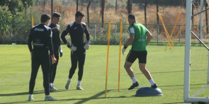 Iker Álvarez, Álex Arévalo y Carlos Marín atendiendo las explicaciones del entrenador de porteros.