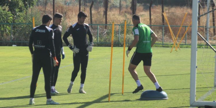 Iker Álvarez, Álex Arévalo y Carlos Marín atendiendo las explicaciones del entrenador de porteros.