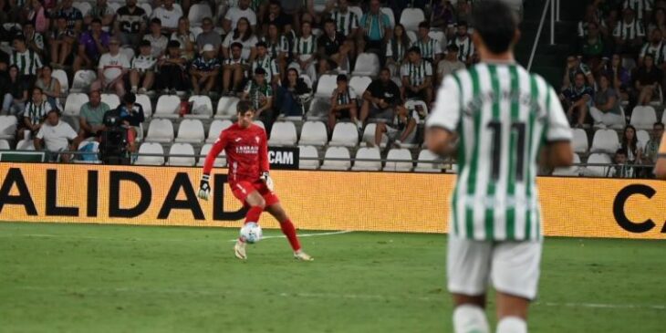 Iker Álvarez en una de sus salidas con el balón en los pies.