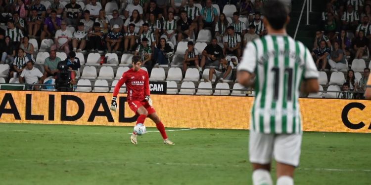 Iker Álvarez en una de sus salidas con el balón en los pies.