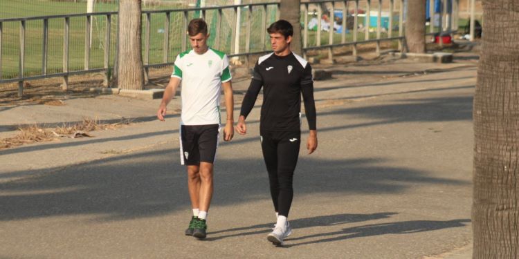 Iker Álvarez, junto a su inseparable Requena, recibió la primera llamada de Andorra como portero del Córdoba.
