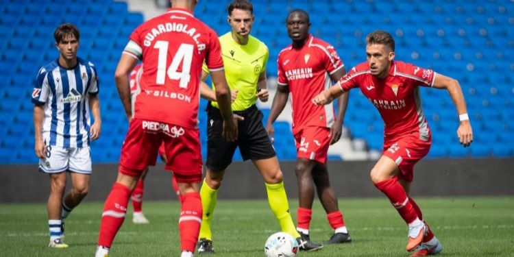 Isma Ruiz conduce el balón en el duelo con la Real Sociedad B.
