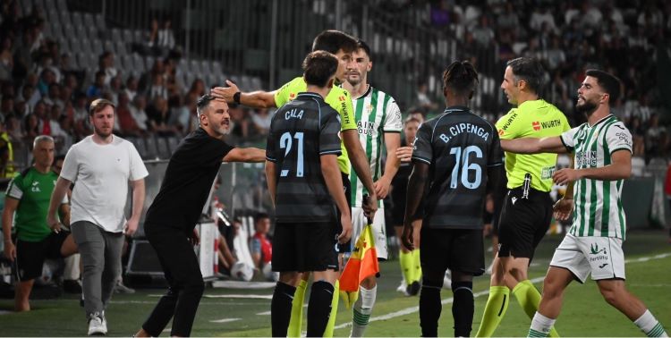 Iván Ania protestando entre una nube de jugadores