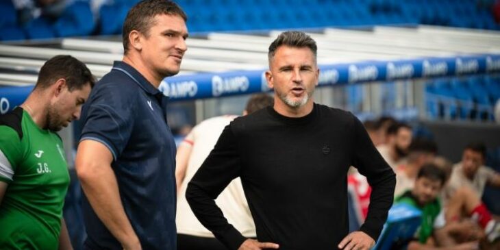 Iván Ania conversa con Jon Ansotegi.