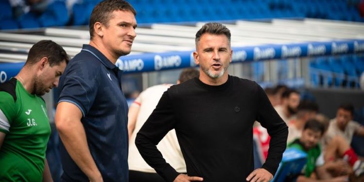 Iván Ania conversa con Jon Ansotegi.