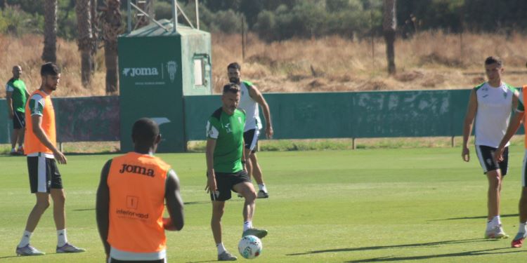 Iván Ania dando instrucciones con Theo Zidane a la izquierda y Rubén Alves al fondo.