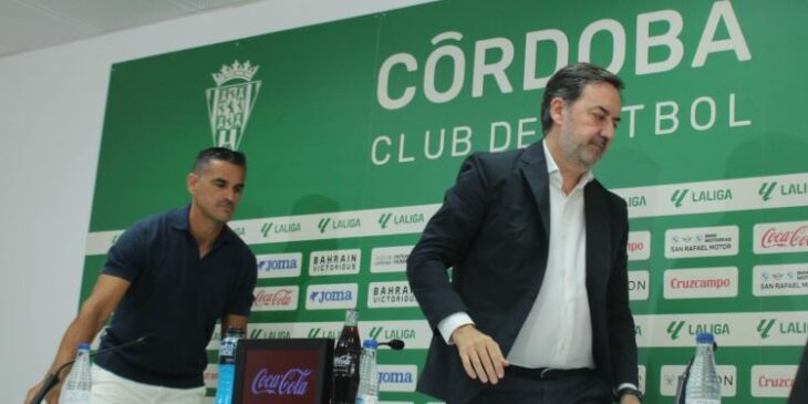 Juanito y Monterrubio retirándose de su comparecencia tras departir sobre el futuro del director deportivo en el Córdoba CF.