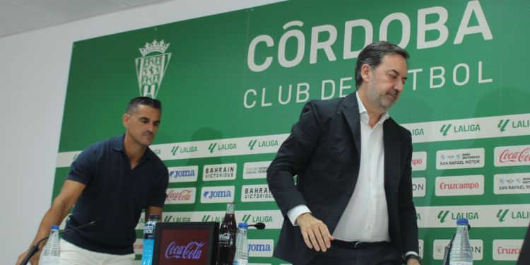 Juanito y Monterrubio retirándose de su comparecencia tras departir sobre el futuro del director deportivo en el Córdoba CF.
