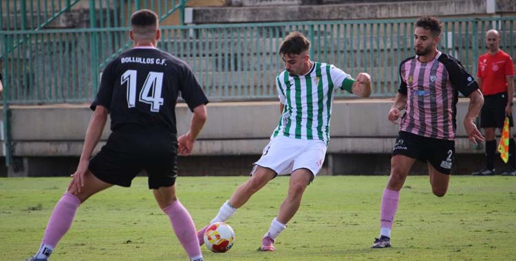 Un jugador del Córdoba B busca un pase ante el Bollullos.