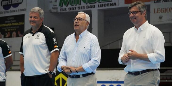 Mariano Jiménez flanqueado por el alcalde de Puente Genil y Paco Bustos.
