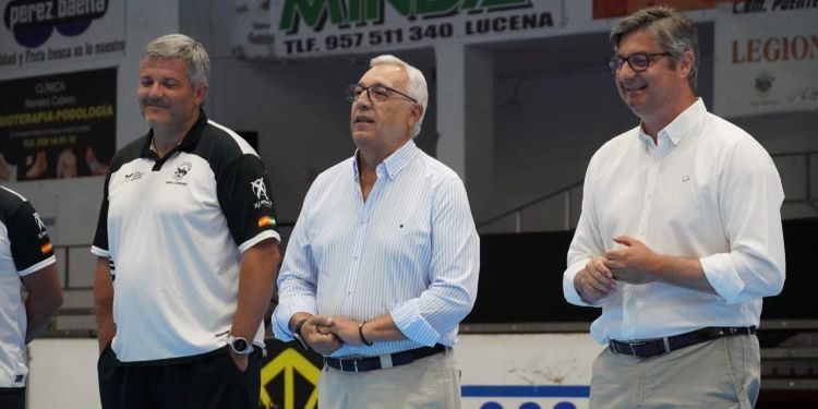 Mariano Jiménez flanqueado por el alcalde de Puente Genil y Paco Bustos.