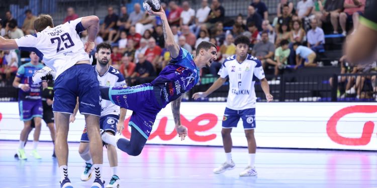 Mario Dorado armando el brazo entre la defensa del Fraikin Granollers.