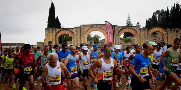 La salida de la Media Maratón de Almodóvar del Río de 2025 desde Medina Azahara.