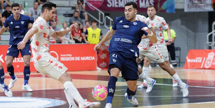 Nacho Gómez sale al corte ante Bebé.