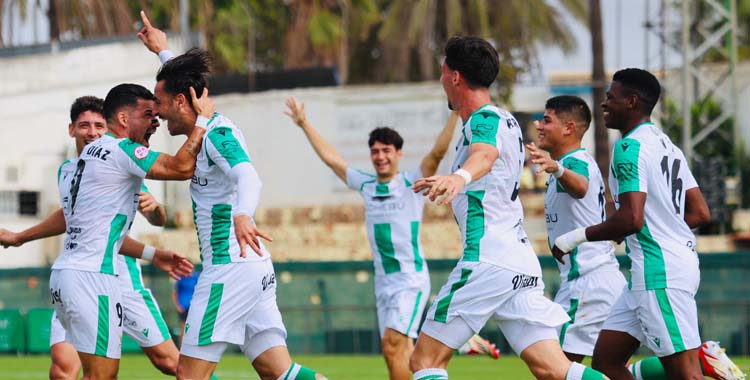 Ntji Tounkara en la celebración de un gol del Sanluqueño ante el Cartagena.