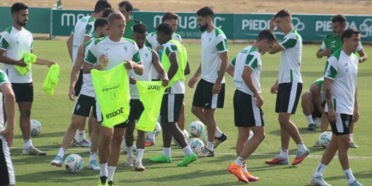 El reparto de petos para comenzar el primer rondo intenso pensando en la Real Sociedad B.