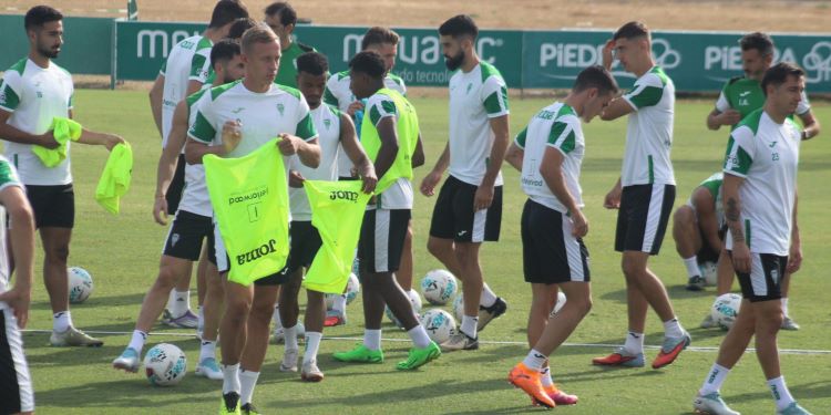 El reparto de petos para comenzar el primer rondo intenso pensando en la Real Sociedad B.