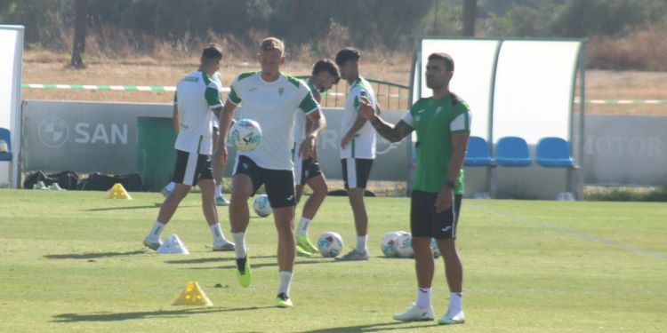 El ruso Nico Obolskii tocando el balón espera una oportunidad tras tres partidos sin jugar ningún minuto.