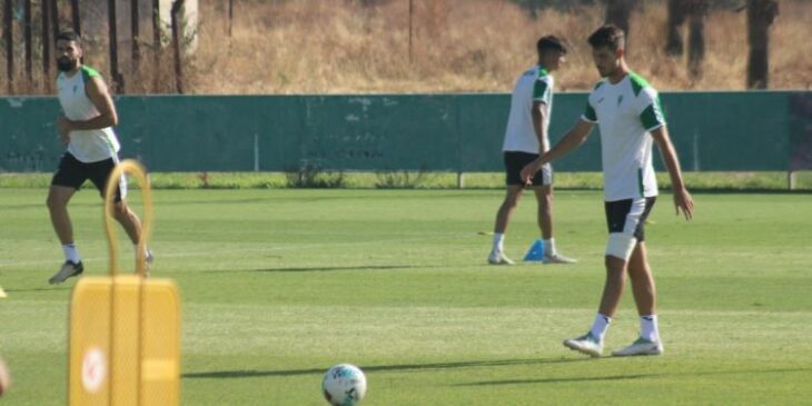 Pedro Ortiz se dirige a por el balón con un visible vendaje en su muslo izquierdo.