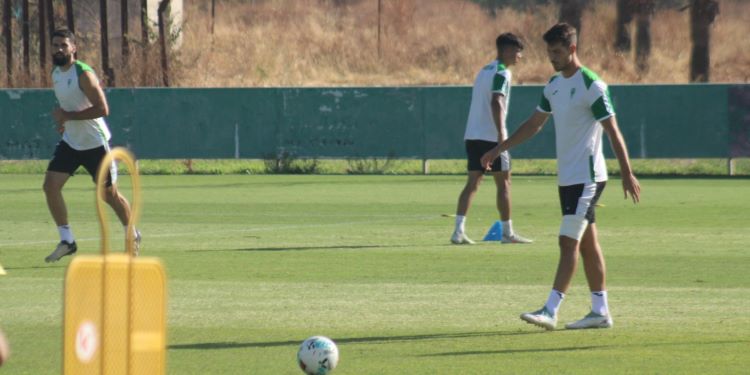 Pedro Ortiz se dirige a por el balón con un visible vendaje en su muslo izquierdo.