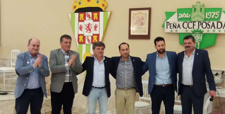 Miembros de la Peña del Córdoba CF de Posadas en un acto.