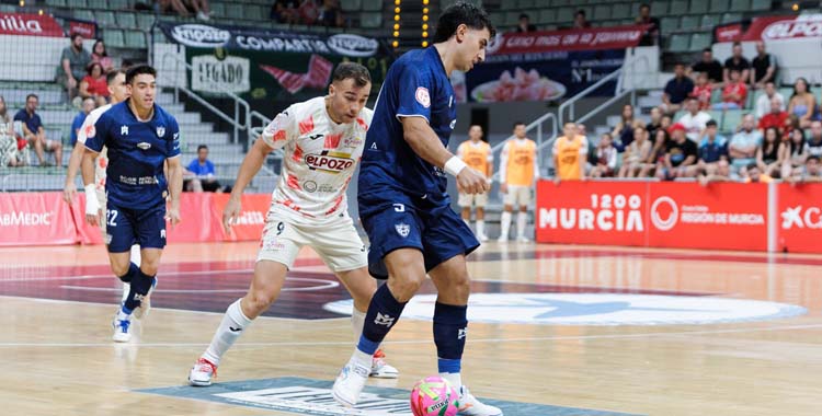 Tomás Pescio cubre el balón ante un jugador de ElPozo.
