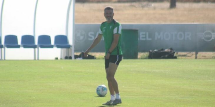 Iván Ania sonríe a sus jugadores en la Ciudad Deportiva.