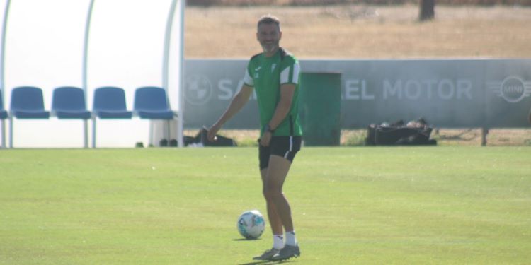 Iván Ania sonríe a sus jugadores en la Ciudad Deportiva.