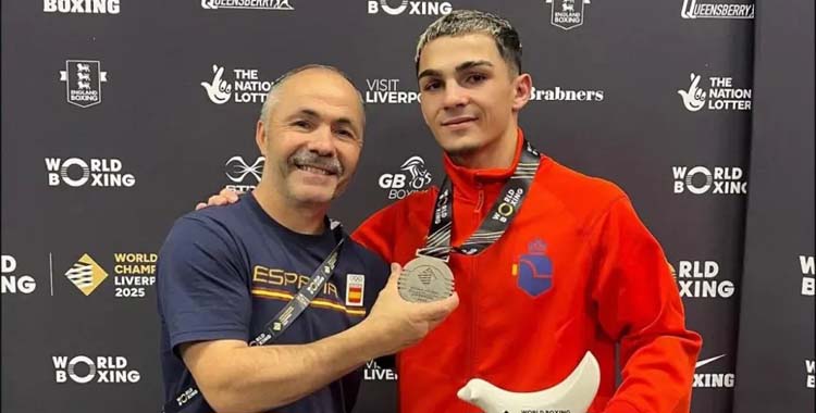 Rafa Lozano Jr. posa con su plata mundial junto a su padre.