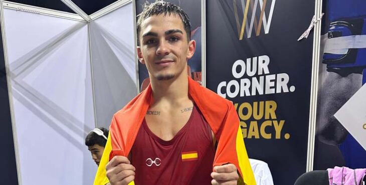 Rafa Lozano posa tras un combate en Liverpool.