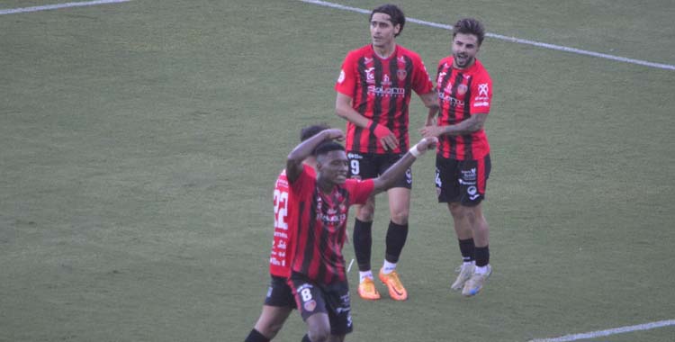 Carlos Ramírez festeja su gol en el Colombino.