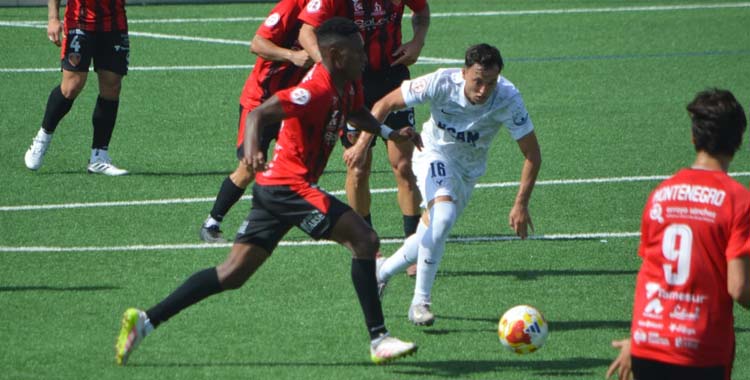Carlos Ramírez conduce el balón ante el UCAM.