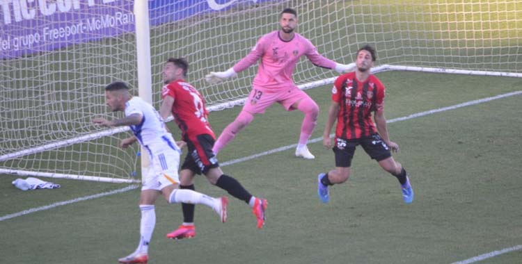 Acción defensiva de un partido del Salerm.