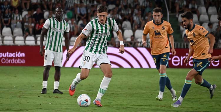 Requena conduce el balón ante la presión de Andrés Martín.