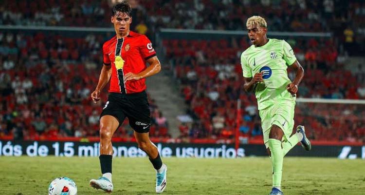 Jan Salas se anticipa a Lamine Yamal al inicio de la liga.