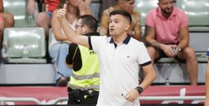 Emanuel Santoro en la banda del Palacio de los Deportes de Murcia.