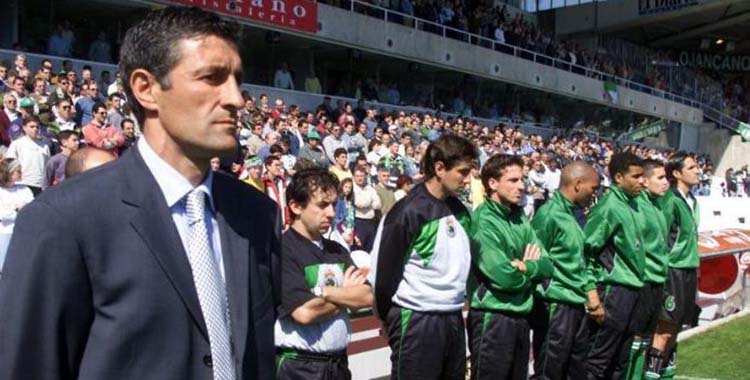 Quique Setién en un partido de su etapa al frente del Racing.