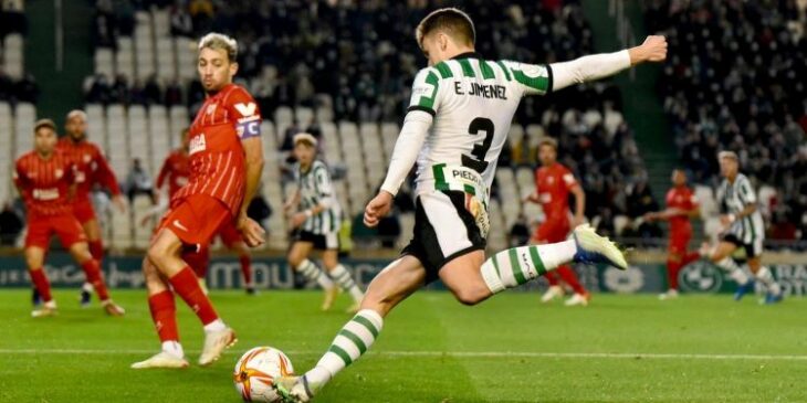 Ekaitz Jiménez antes de centrar un balón en el partido de Copa del Rey ante el Sevilla.