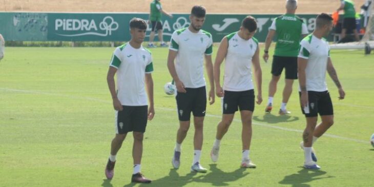 Theo Zidane junto a Alberto del Moral y otros compañeros.